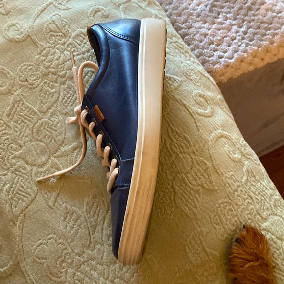 Navy Blue ECCO Leather sneakers. Size39EU/8US. Slight scuff on upper right shoe - Picture 8 of 16